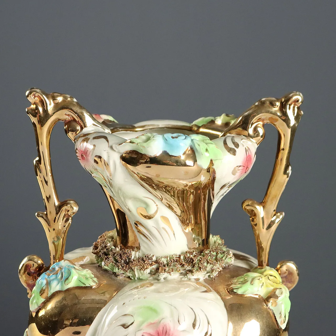 Coppia di vasi con piatti in ceramica policroma e dorata, '900 3