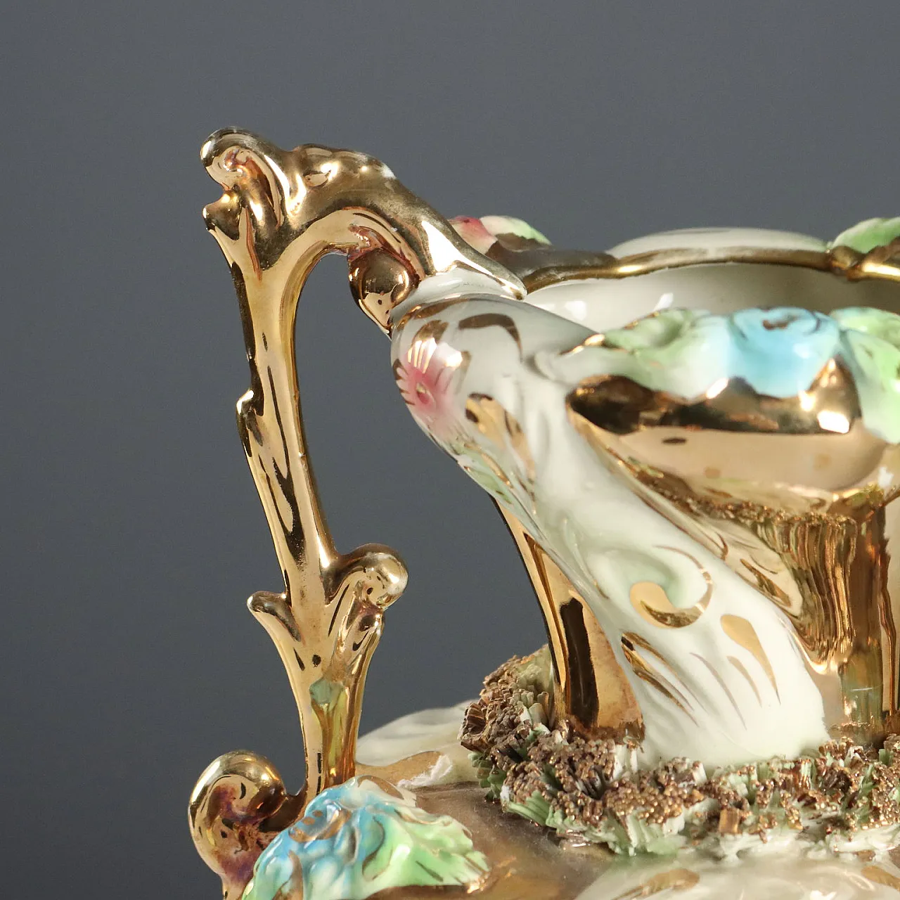 Coppia di vasi con piatti in ceramica policroma e dorata, '900 4