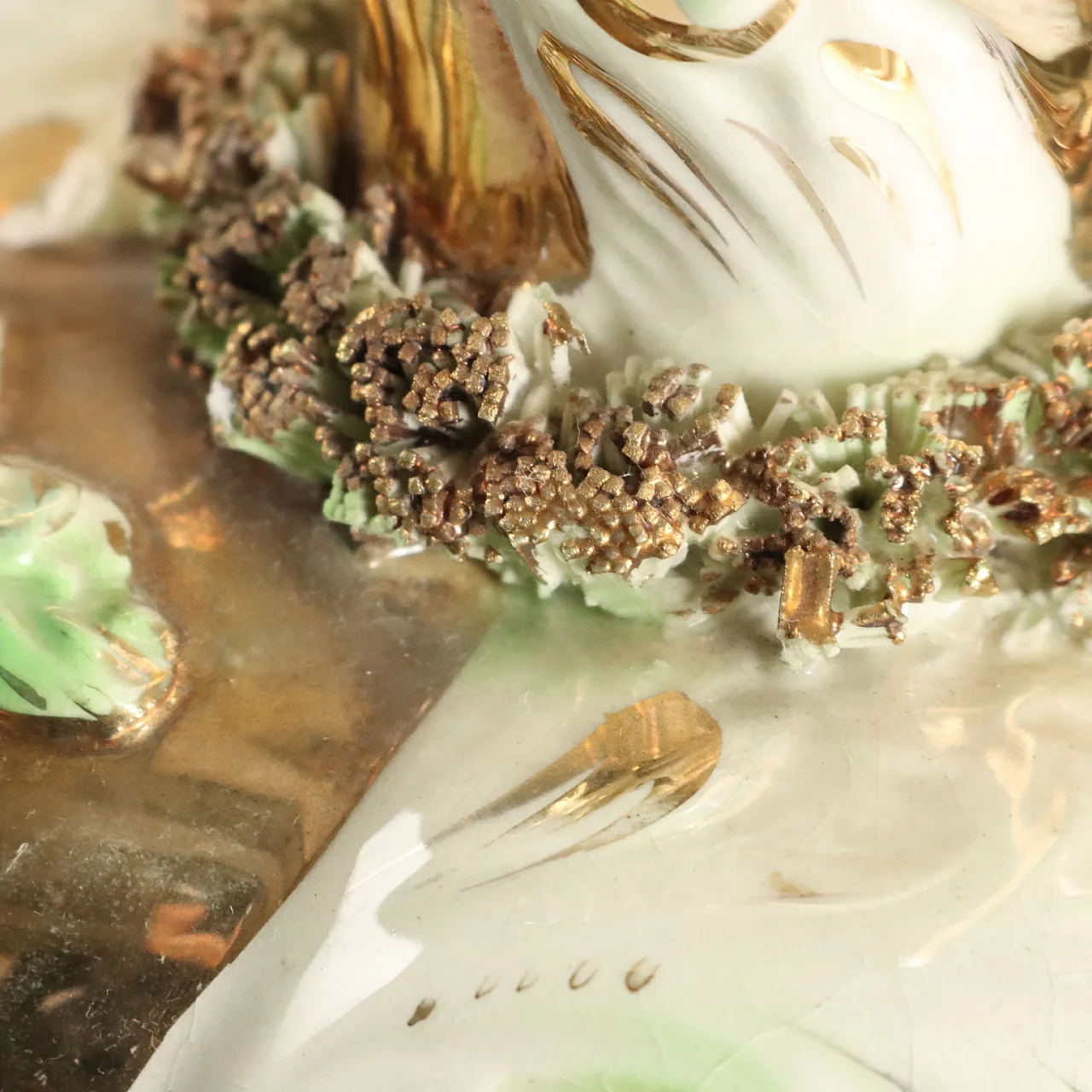 Coppia di vasi con piatti in ceramica policroma e dorata, '900 5