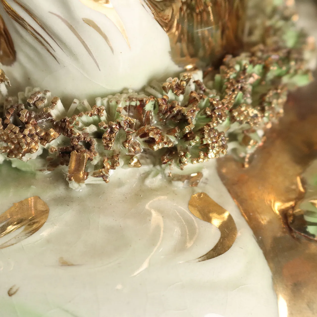 Coppia di vasi con piatti in ceramica policroma e dorata, '900 6