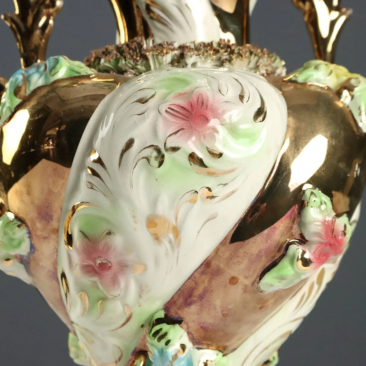 Coppia di vasi con piatti in ceramica policroma e dorata, '900 7