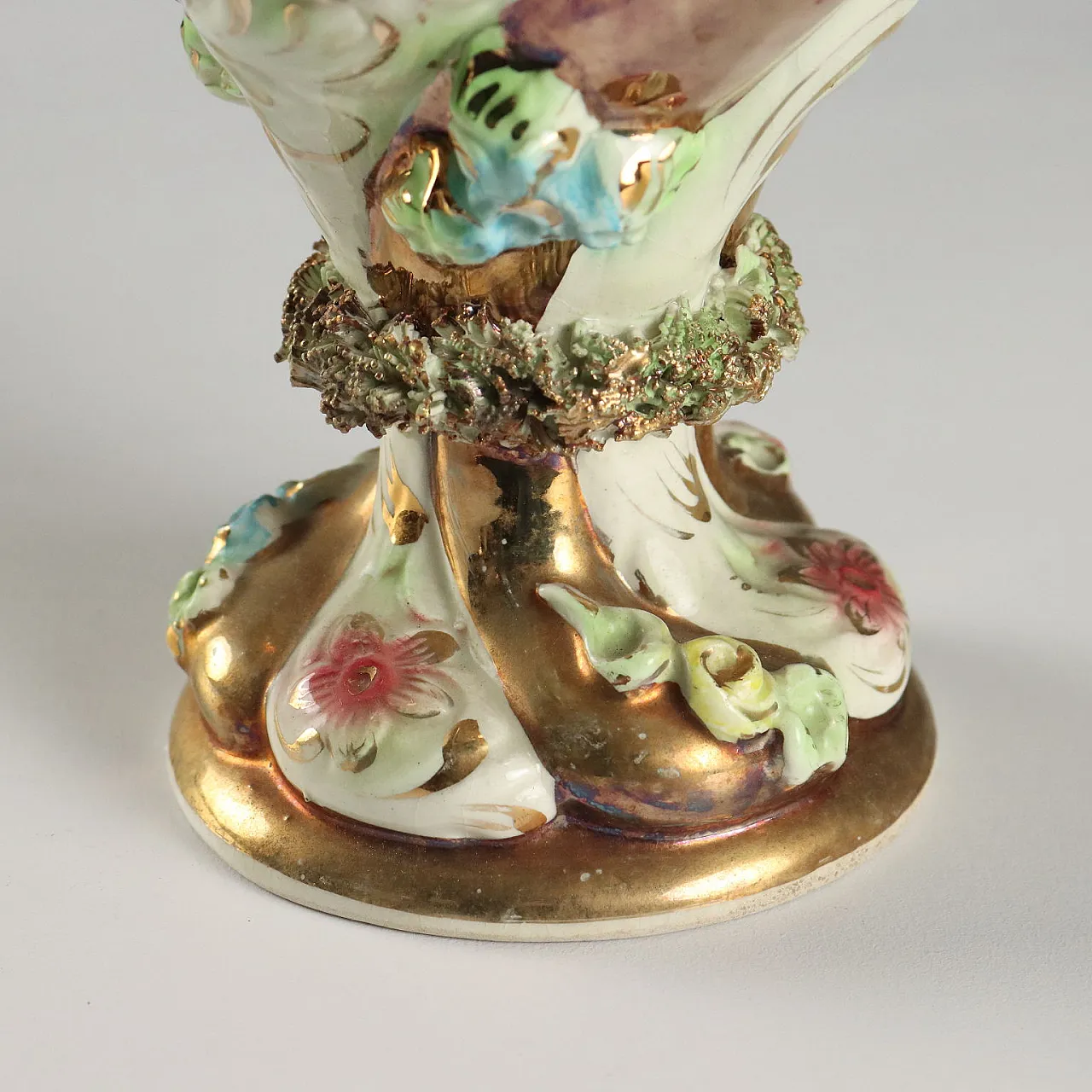 Coppia di vasi con piatti in ceramica policroma e dorata, '900 8