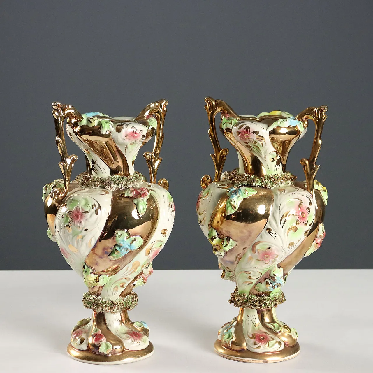 Coppia di vasi con piatti in ceramica policroma e dorata, '900 9