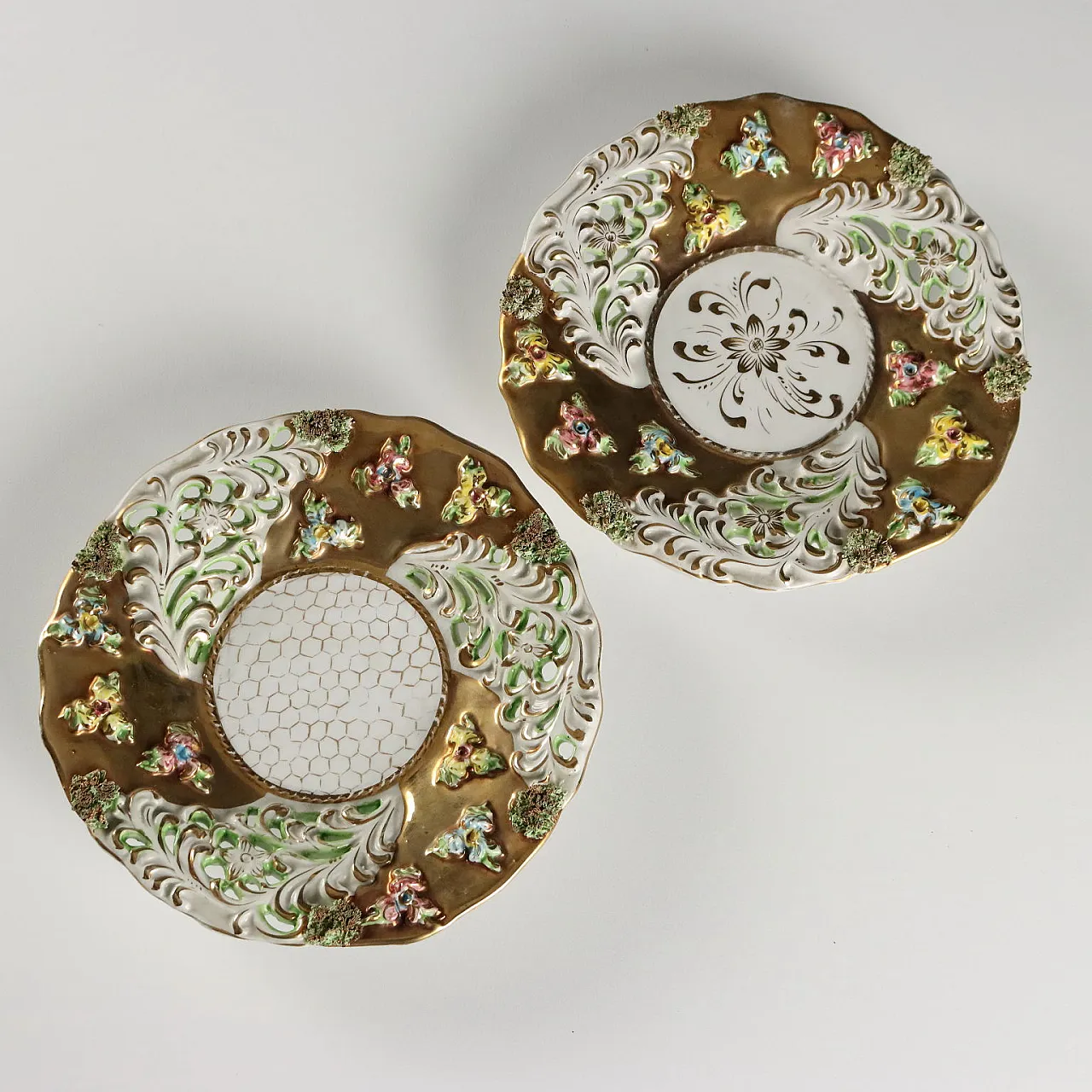 Coppia di vasi con piatti in ceramica policroma e dorata, '900 10
