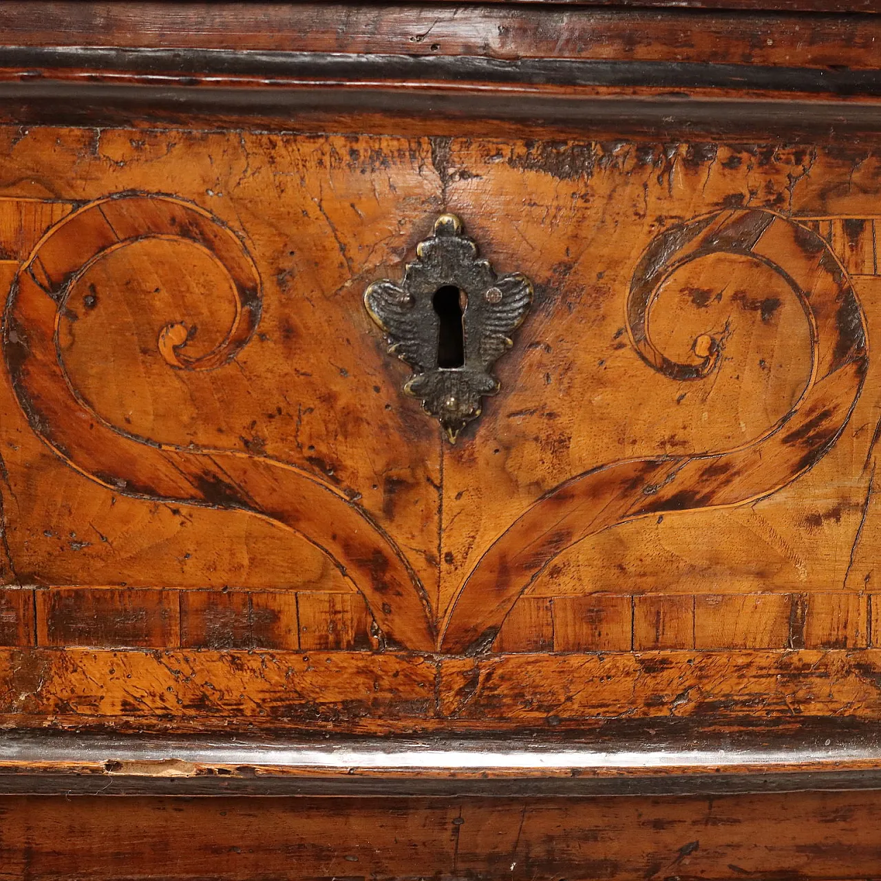 Cassettone barocco in noce e pioppo, '700 3