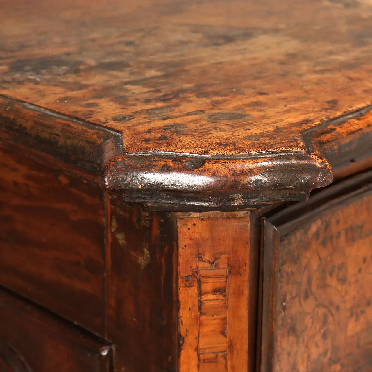 Cassettone barocco in noce e pioppo, '700 4