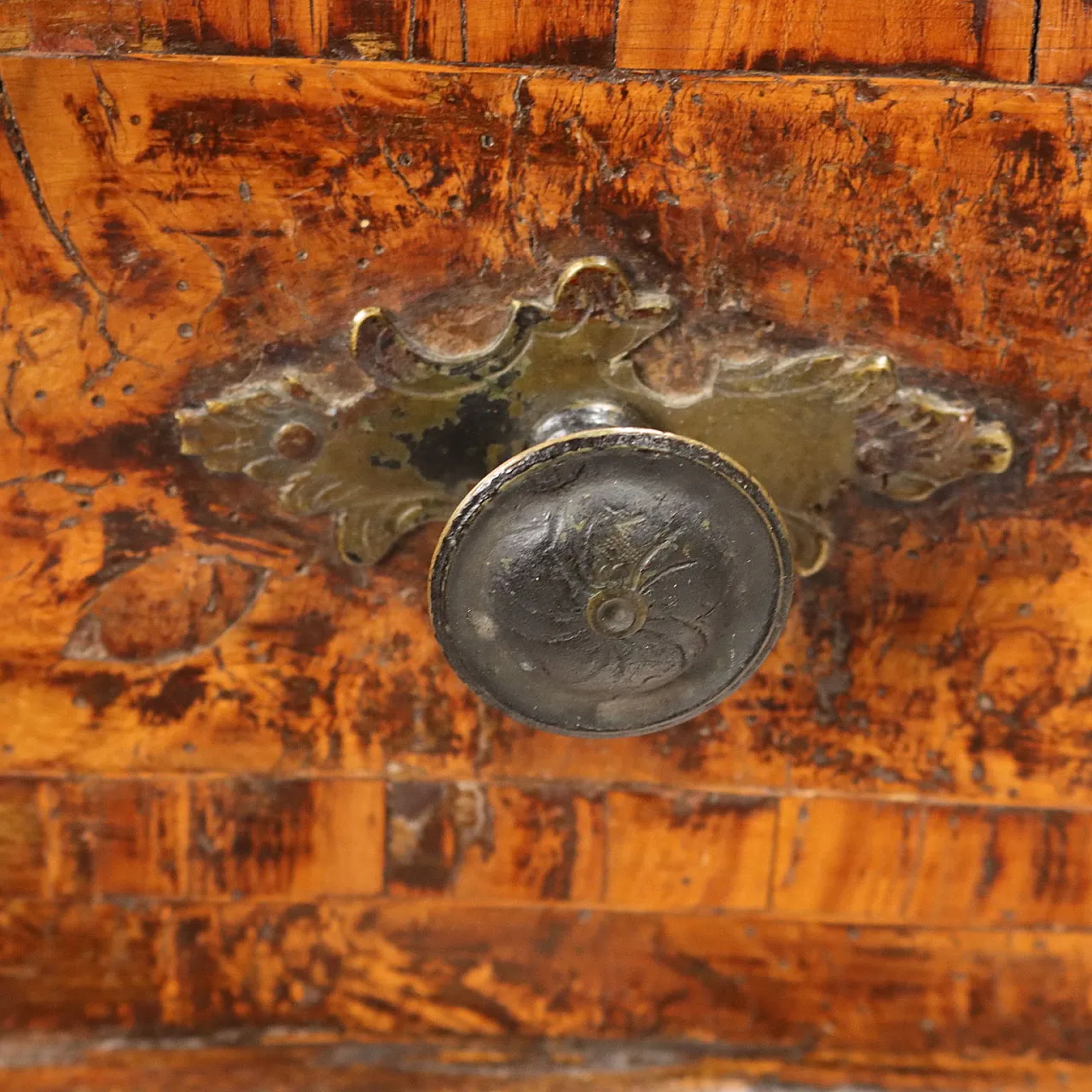 Cassettone barocco in noce e pioppo, '700 7