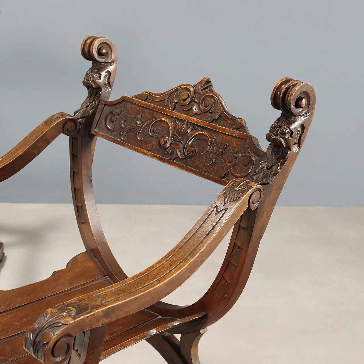 Divano con due poltrone in legno di faggio tinto noce, fine '800 5