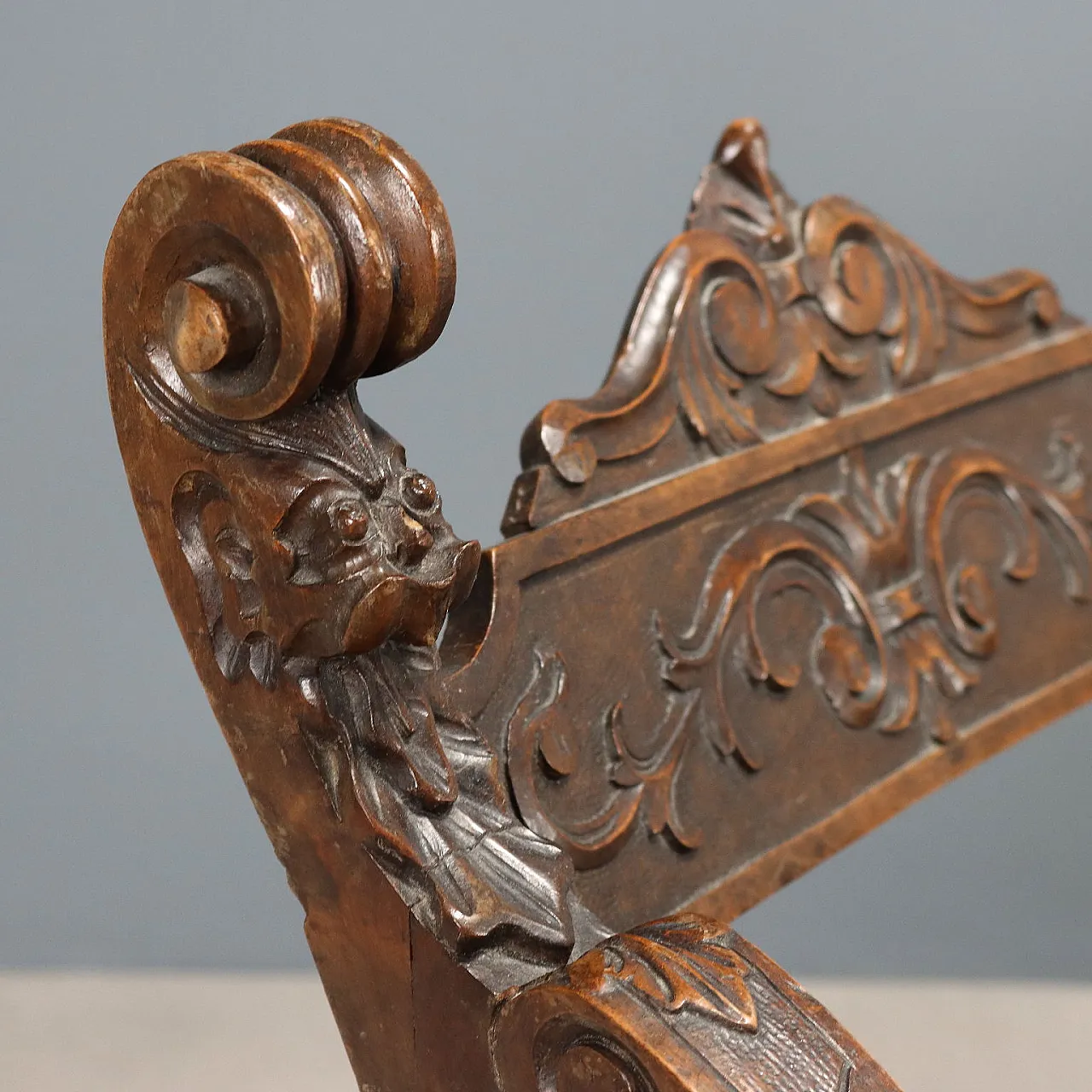 Divano con due poltrone in legno di faggio tinto noce, fine '800 6