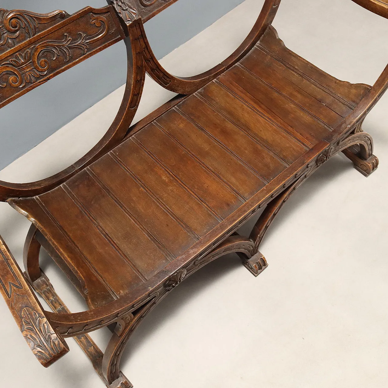 Divano con due poltrone in legno di faggio tinto noce, fine '800 10