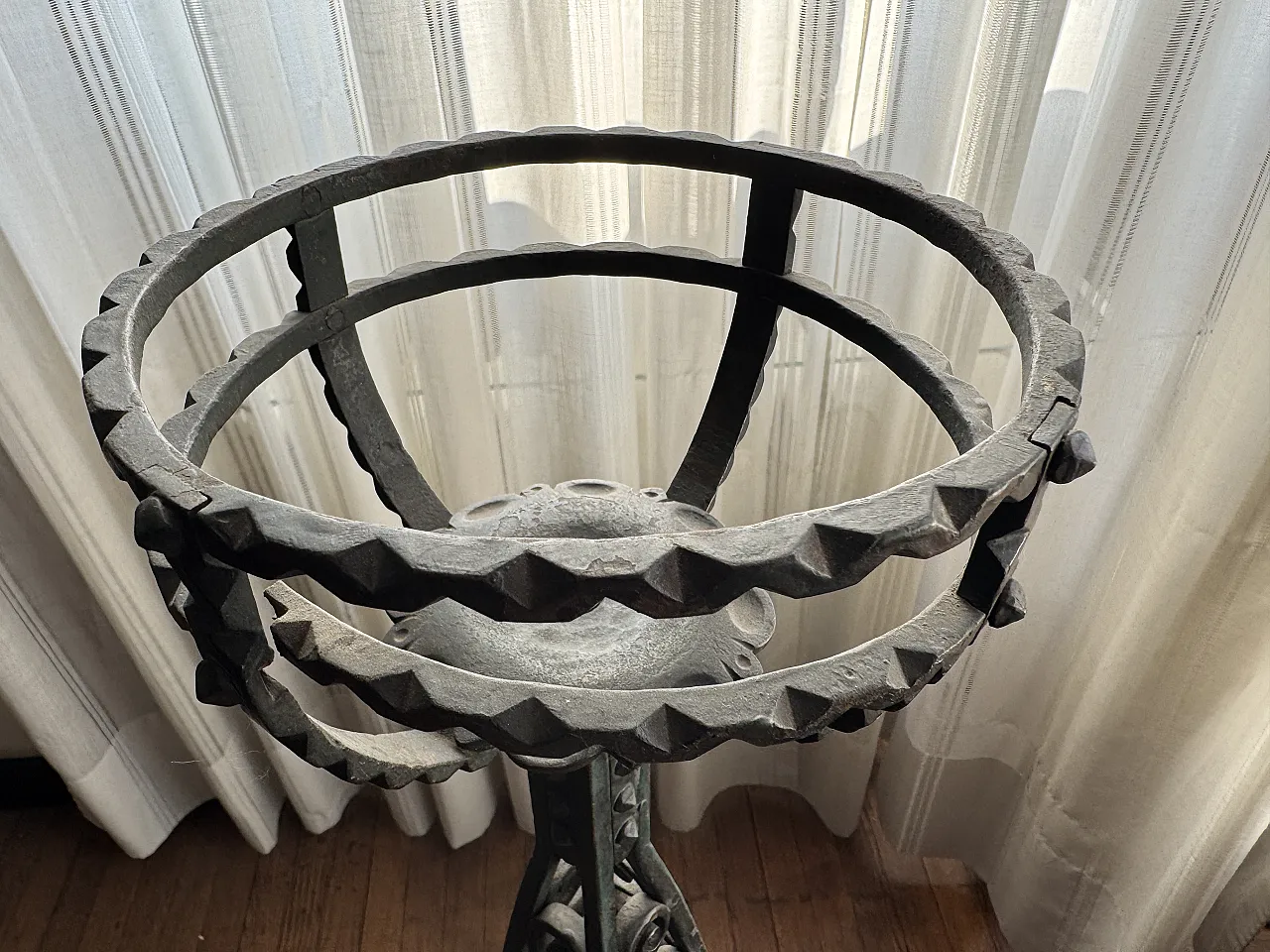 Pair of wrought iron vase holders, 20th century 5