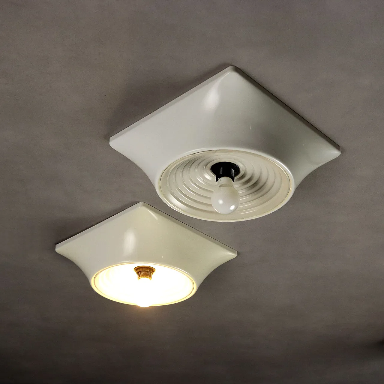 Pair of Stilnovo lamps in lacquered aluminium by Studio Nizzoli, 1970s 4