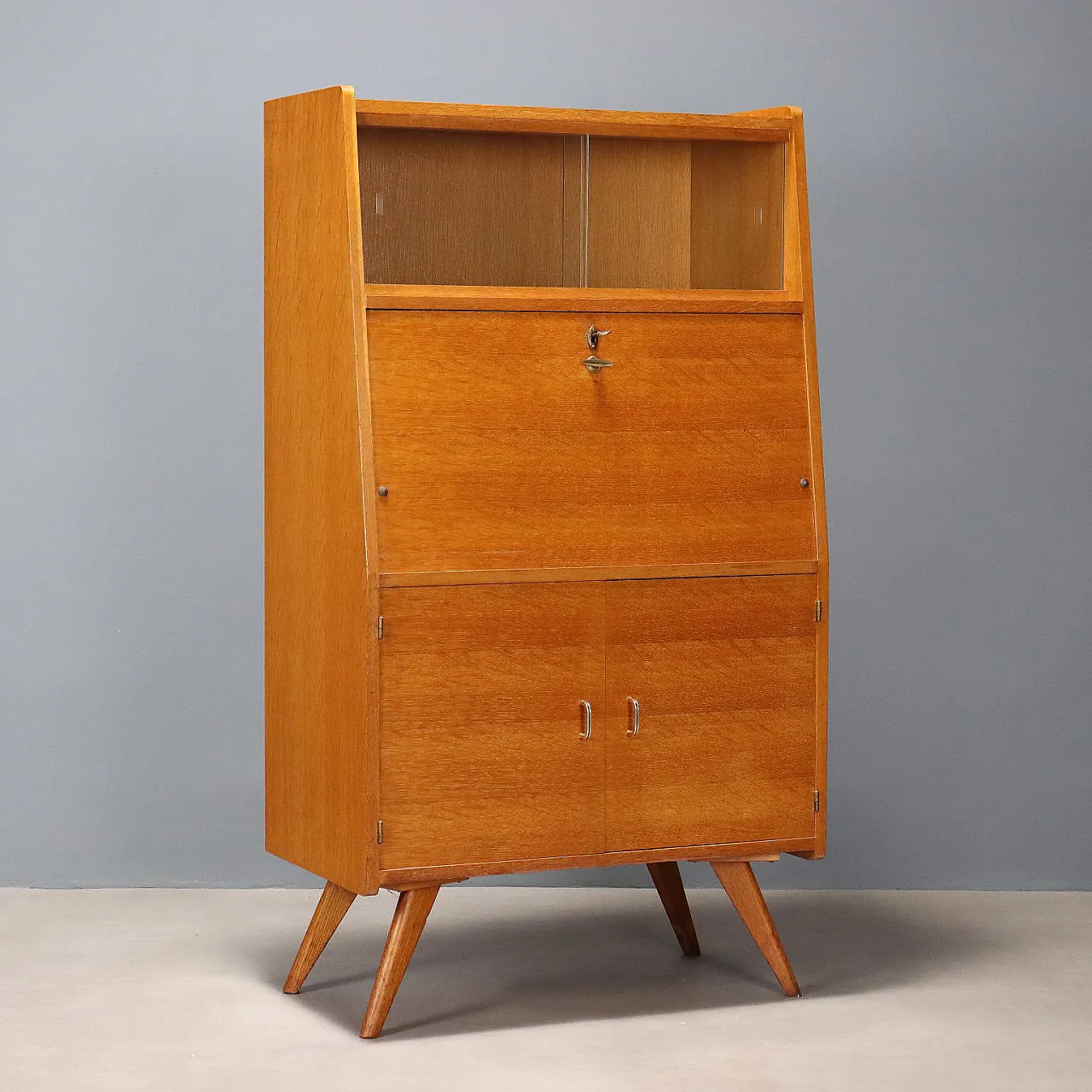 Mobile impiallacciato in teak con maniglie in ottone, '900 1