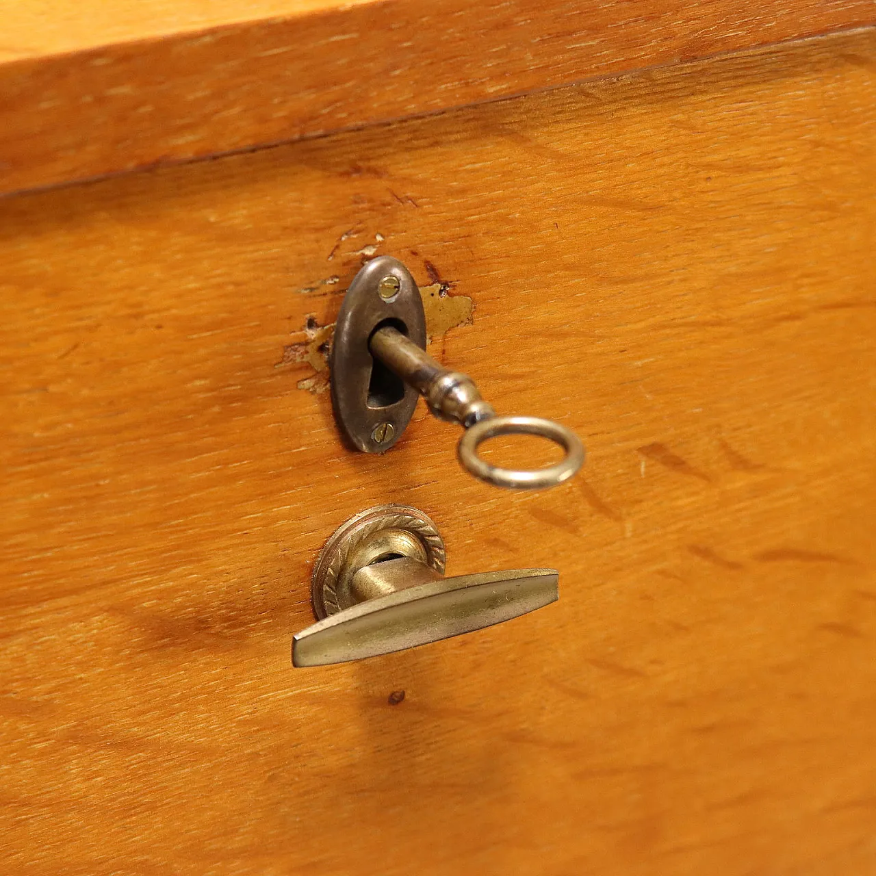 Mobile impiallacciato in teak con maniglie in ottone, '900 7