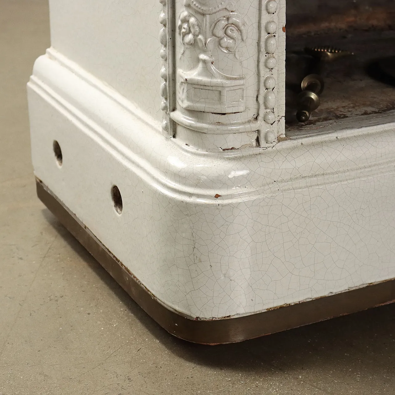 White Neoclassical style ceramic stove fireplace, 20th Century 9