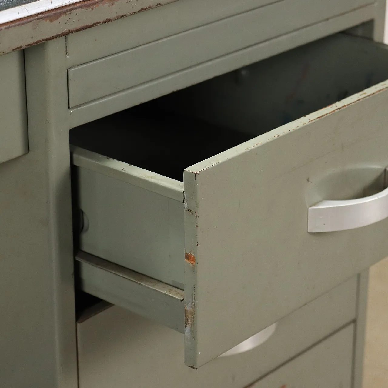 Scrivania in metallo smaltato con piano in similpelle, anni '60 5