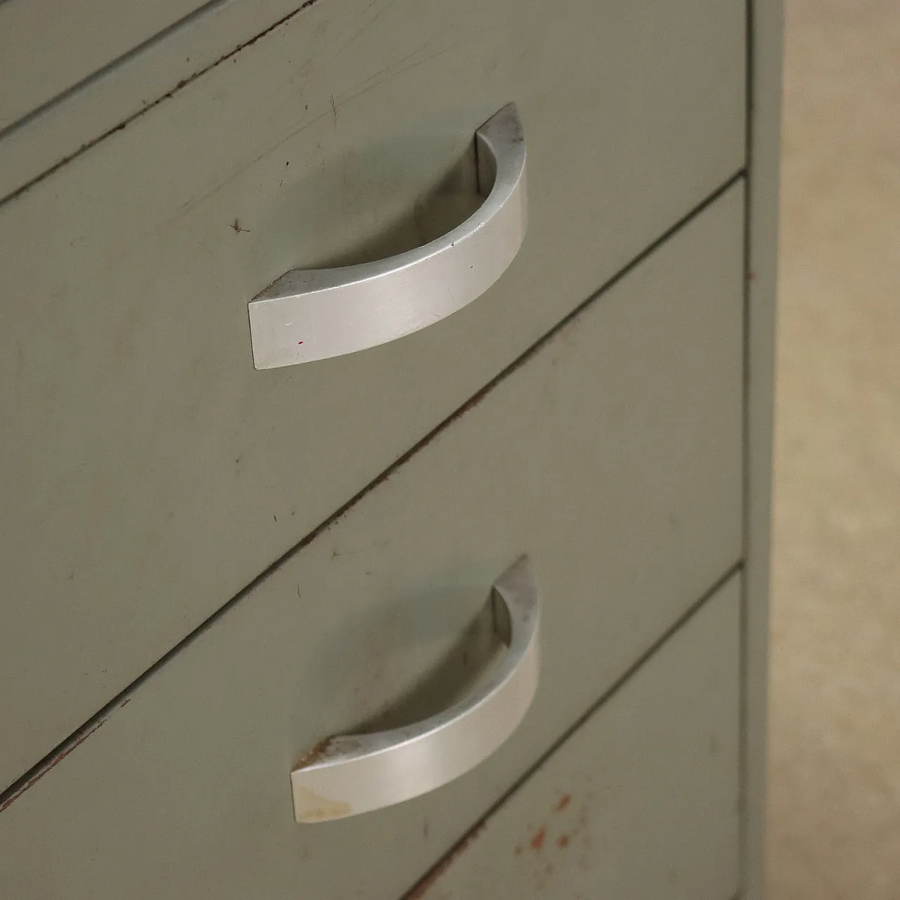 Scrivania in metallo smaltato con piano in similpelle, anni '60 6