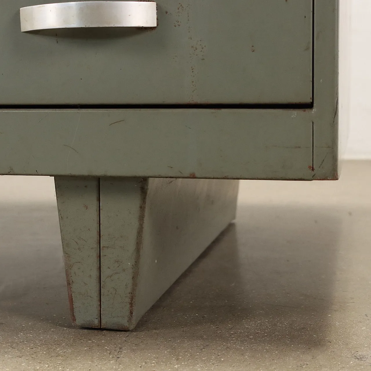 Scrivania in metallo smaltato con piano in similpelle, anni '60 7