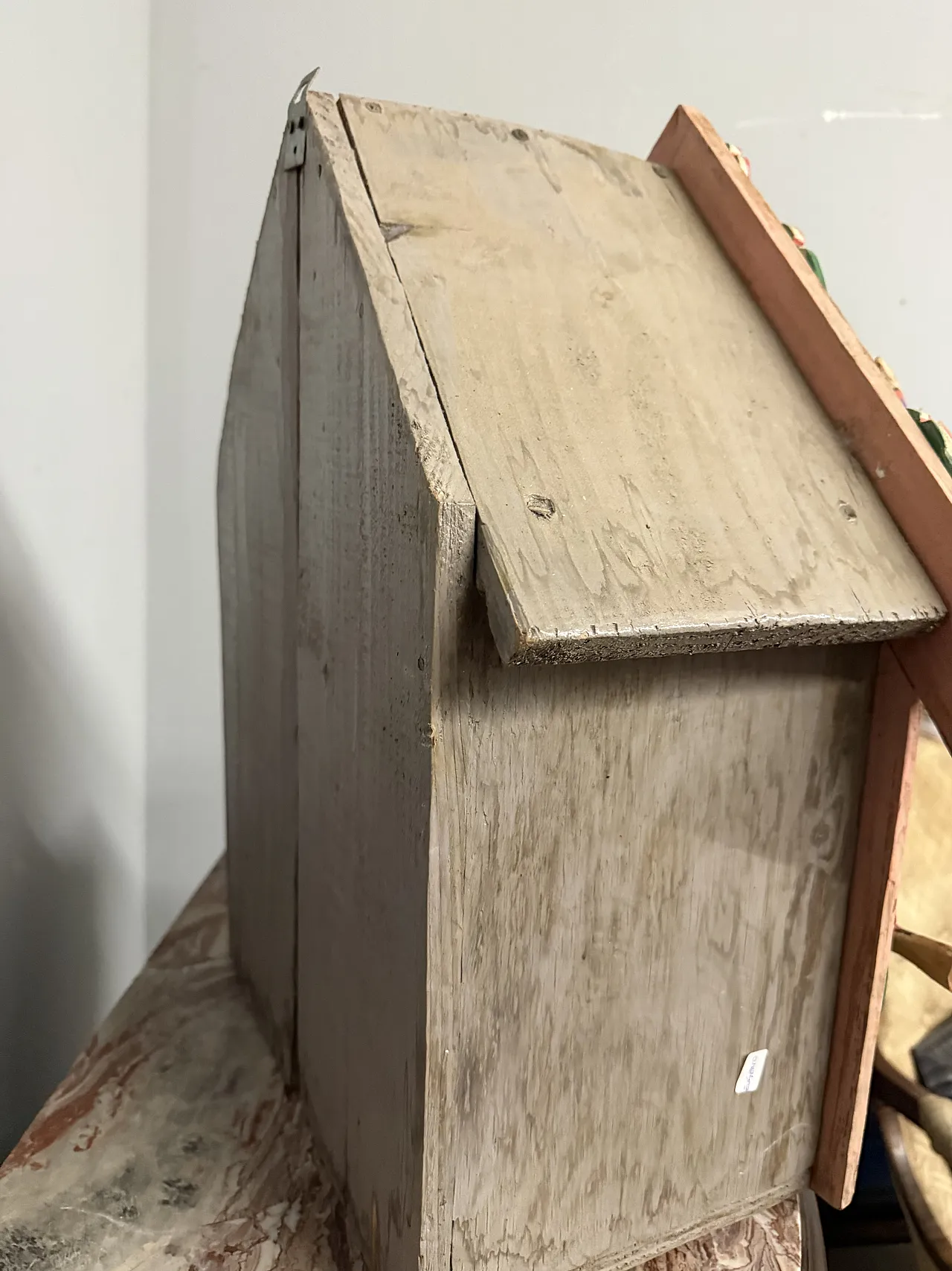 Contemporary work in painted wood, Hut with Jesus, 2000s 10