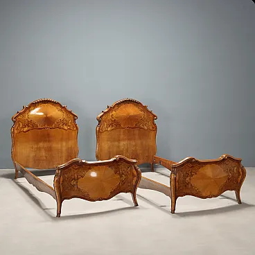 Coppia di letti singoli in stile barocco in vari legni, primo '900