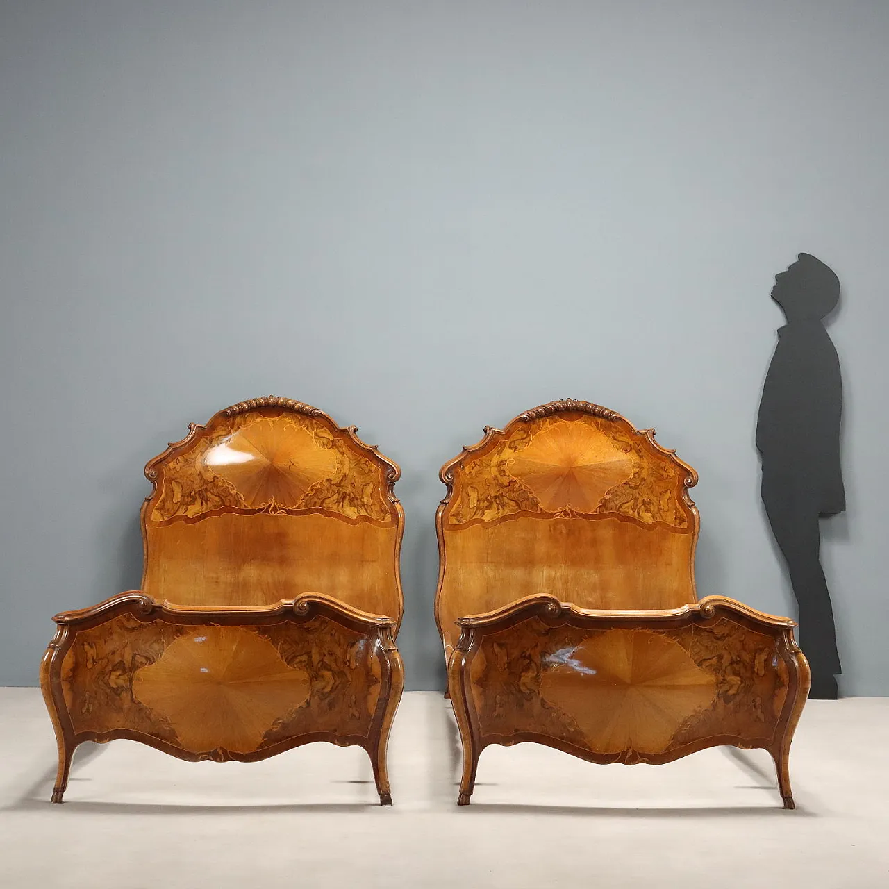 Coppia di letti singoli in stile barocco in vari legni, primo '900 2