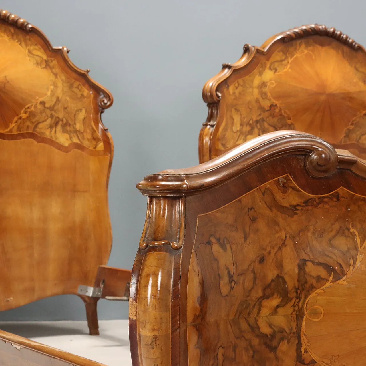 Coppia di letti singoli in stile barocco in vari legni, primo '900 3