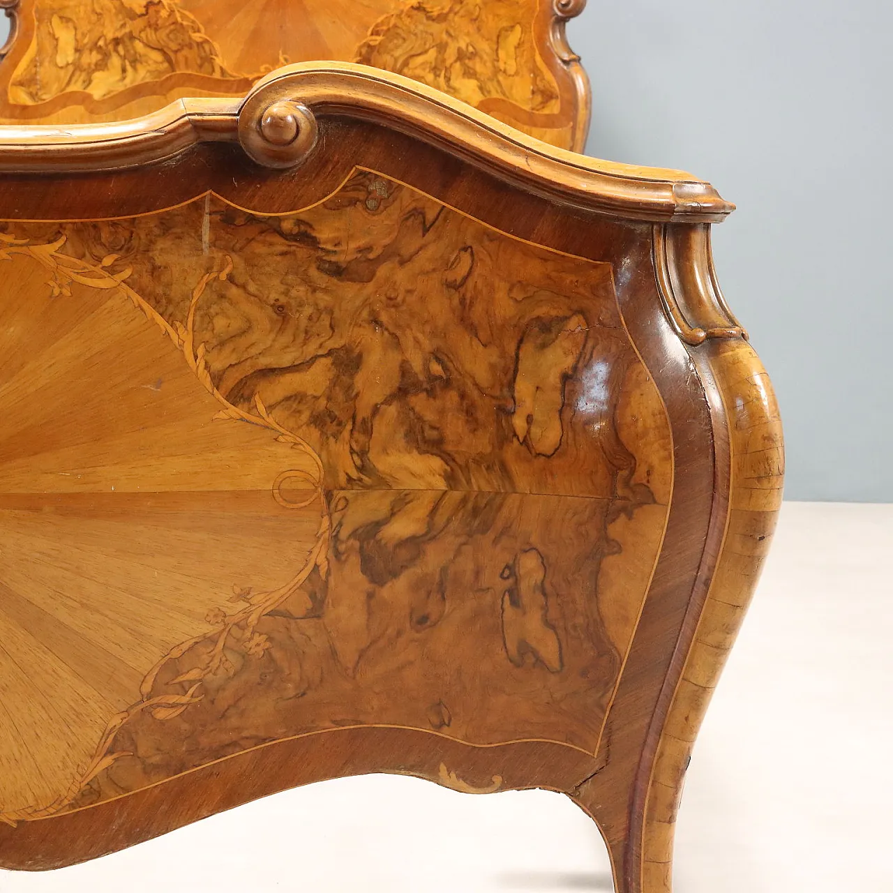 Coppia di letti singoli in stile barocco in vari legni, primo '900 6