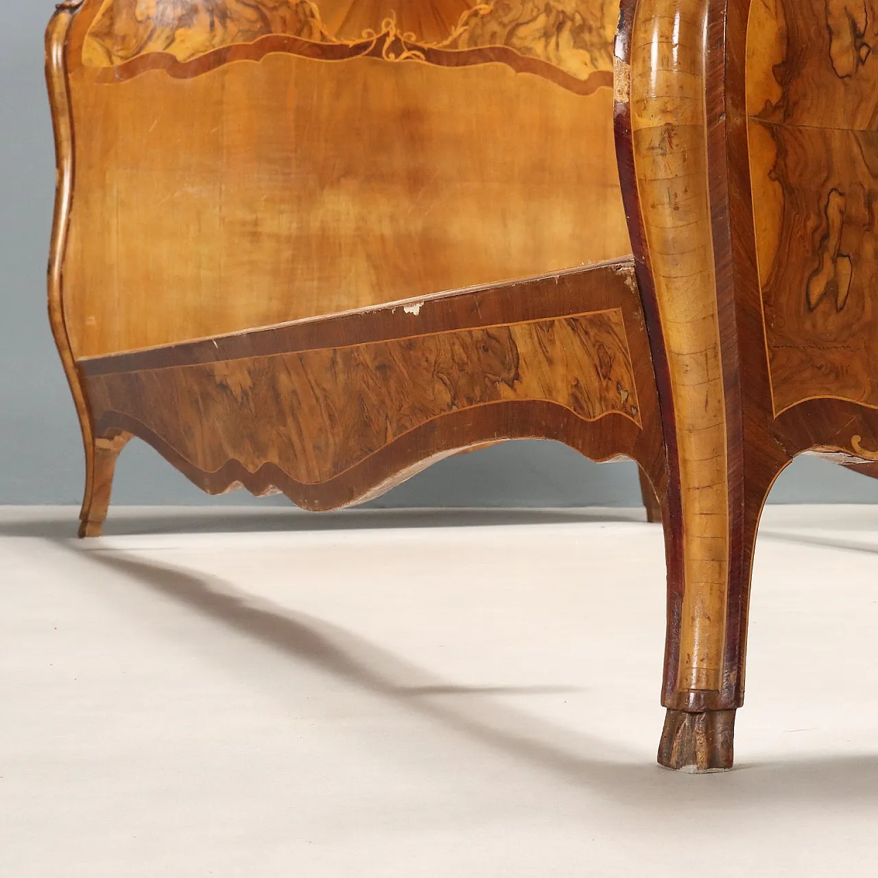 Coppia di letti singoli in stile barocco in vari legni, primo '900 7