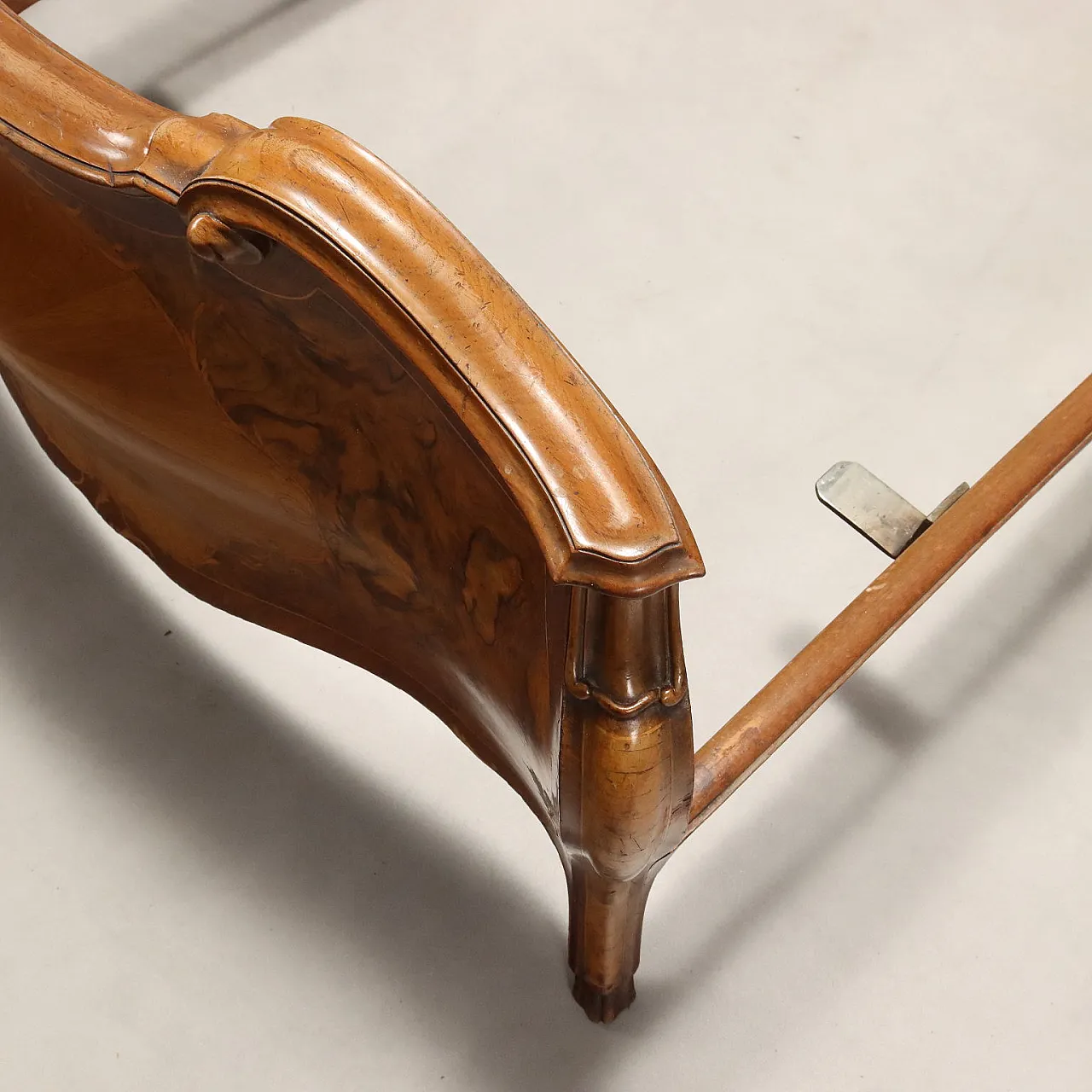 Coppia di letti singoli in stile barocco in vari legni, primo '900 8