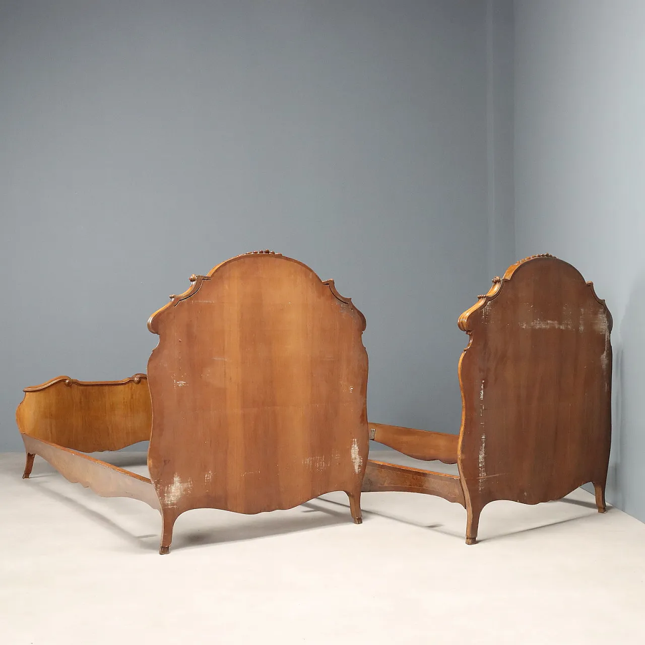 Coppia di letti singoli in stile barocco in vari legni, primo '900 9