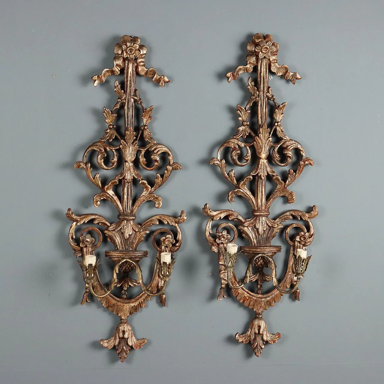 Coppia di applique a due luci in legno traforato e dorato, primo '900 1