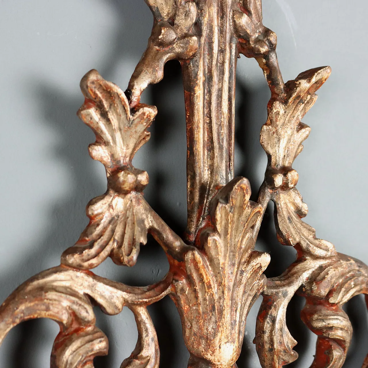 Coppia di applique a due luci in legno traforato e dorato, primo '900 5
