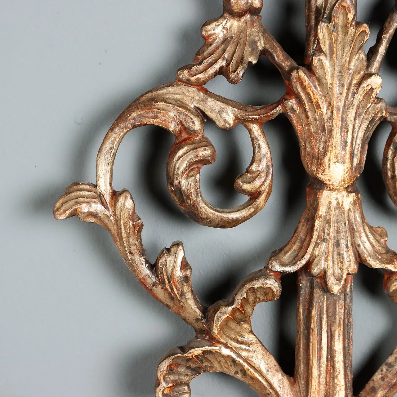 Coppia di applique a due luci in legno traforato e dorato, primo '900 6
