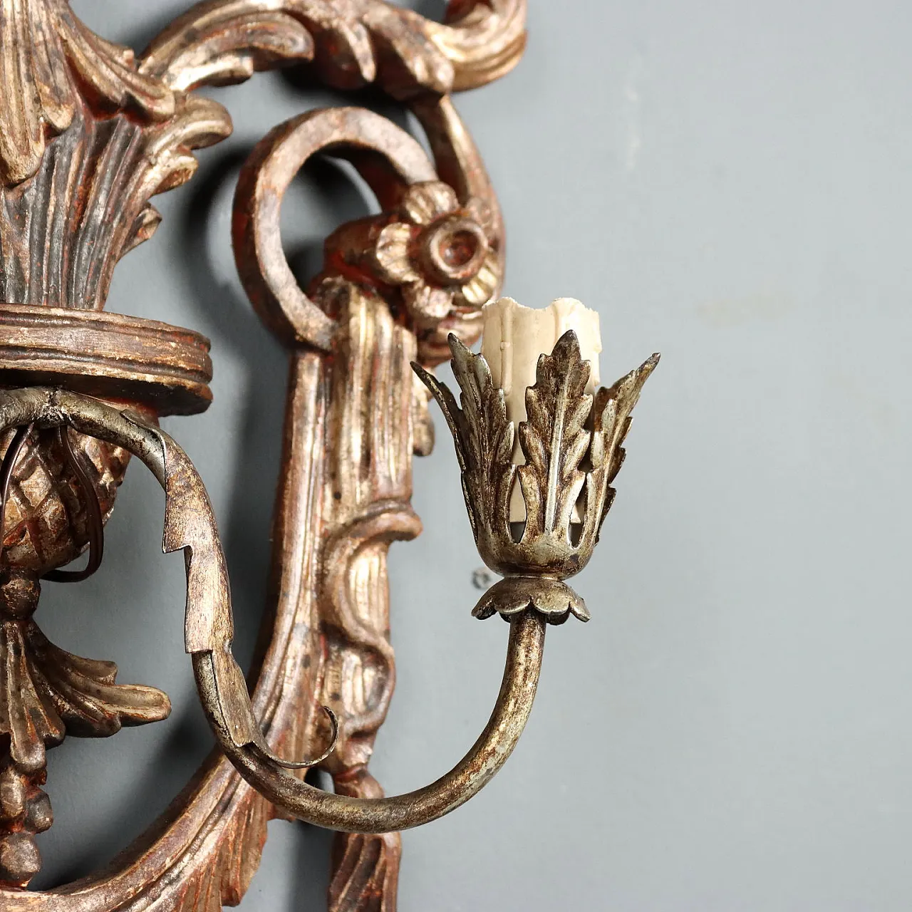 Coppia di applique a due luci in legno traforato e dorato, primo '900 8