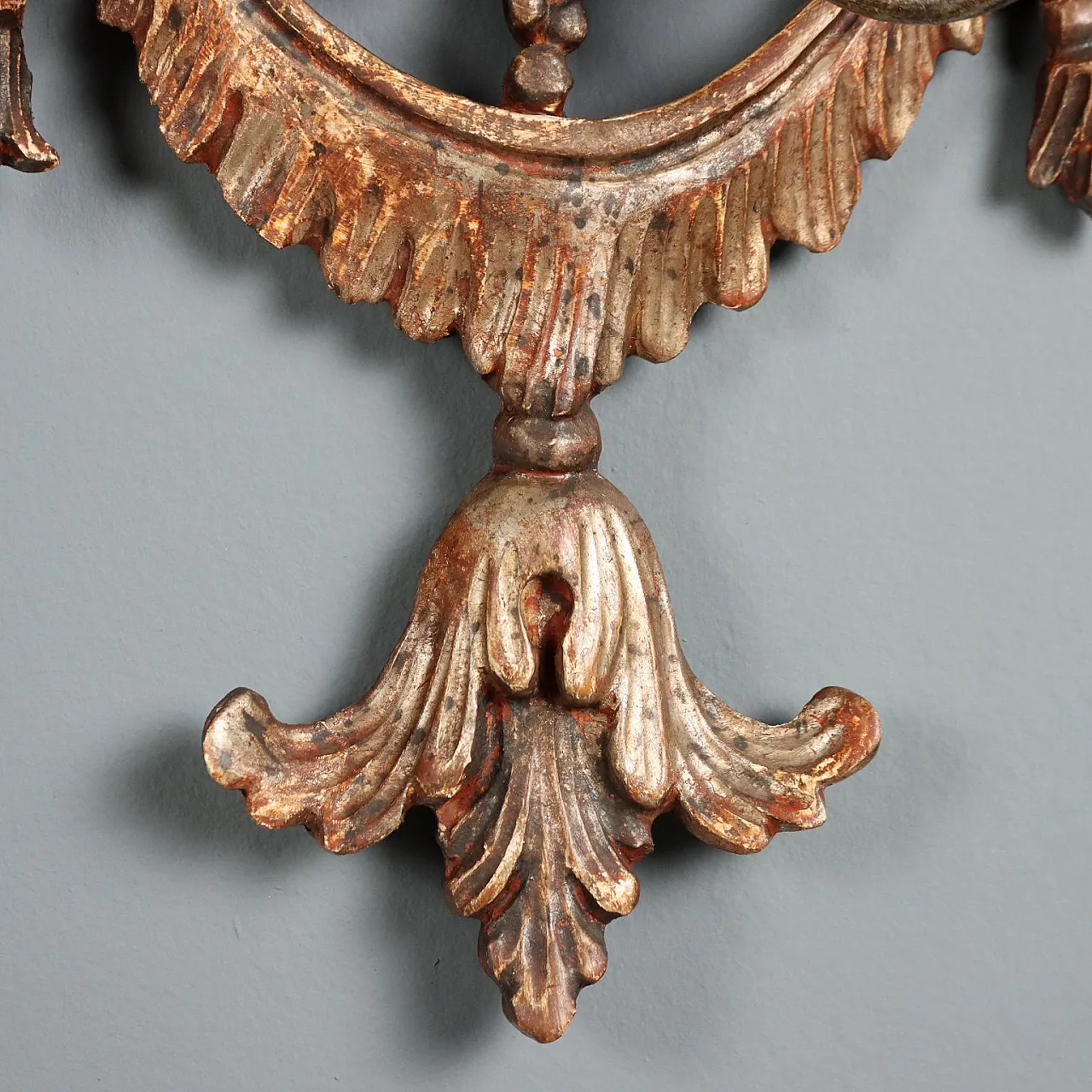 Coppia di applique a due luci in legno traforato e dorato, primo '900 9