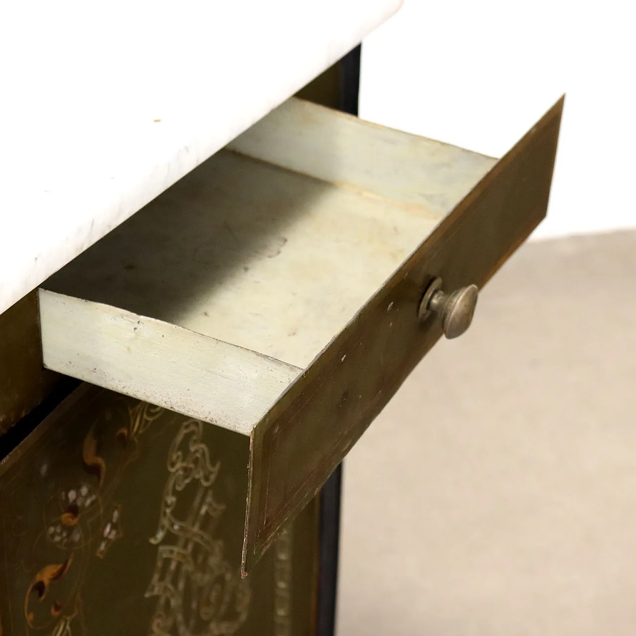 Comodino Umbertino in metallo, marmo e peltro, fine '800 7