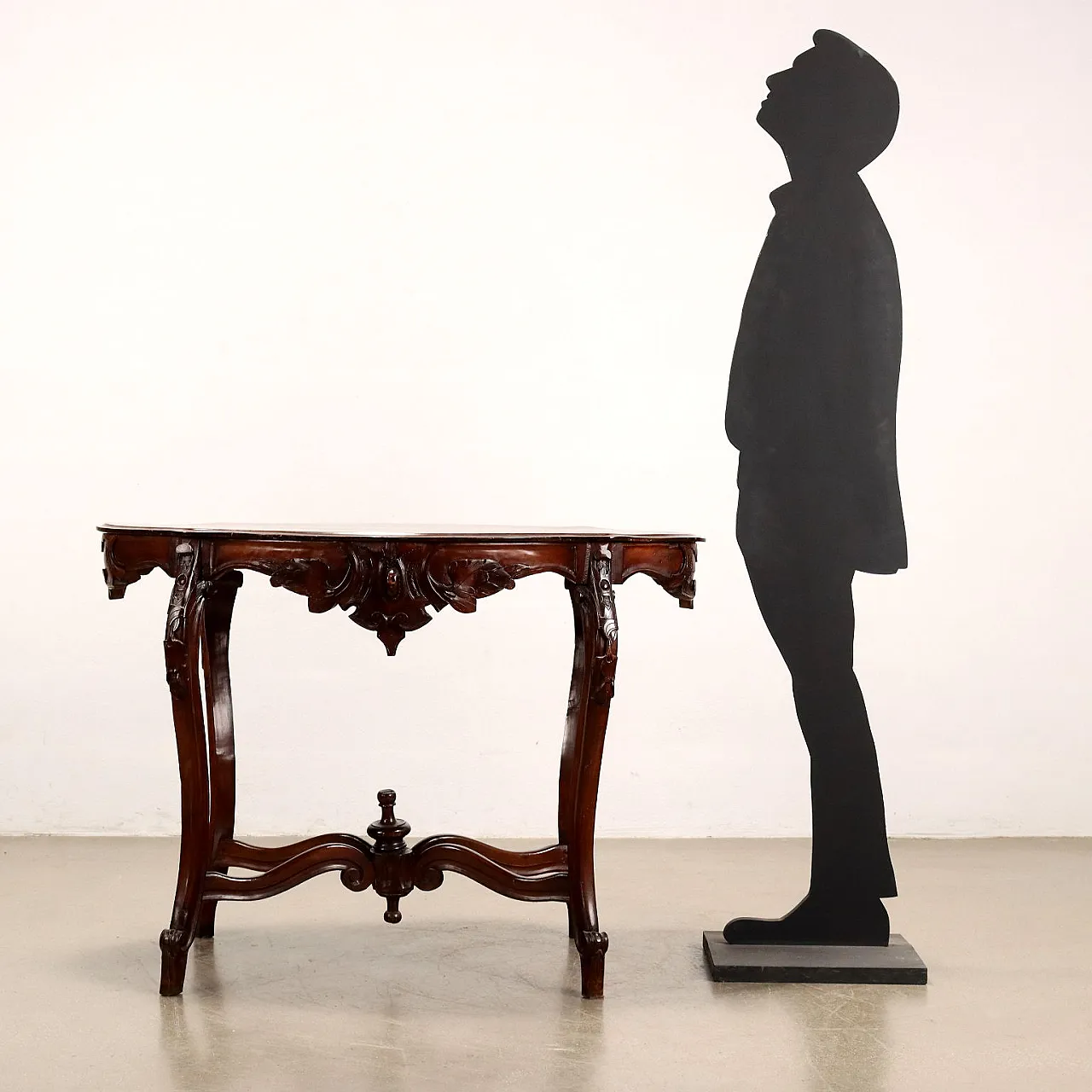 Walnut Umbertino table with bowed legs, third quarter 19th century 2