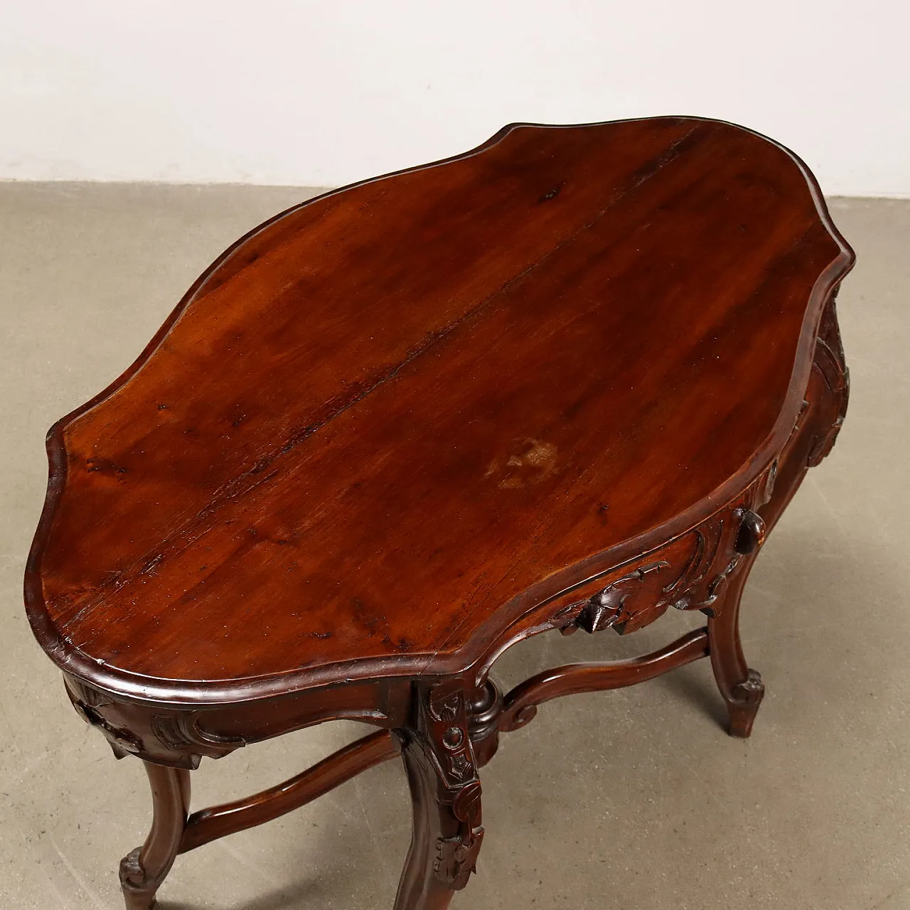 Walnut Umbertino table with bowed legs, third quarter 19th century 3