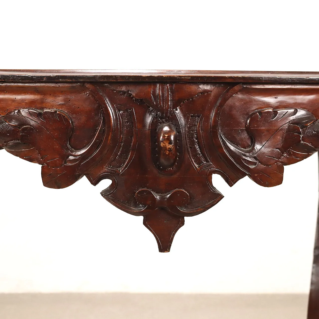 Walnut Umbertino table with bowed legs, third quarter 19th century 4
