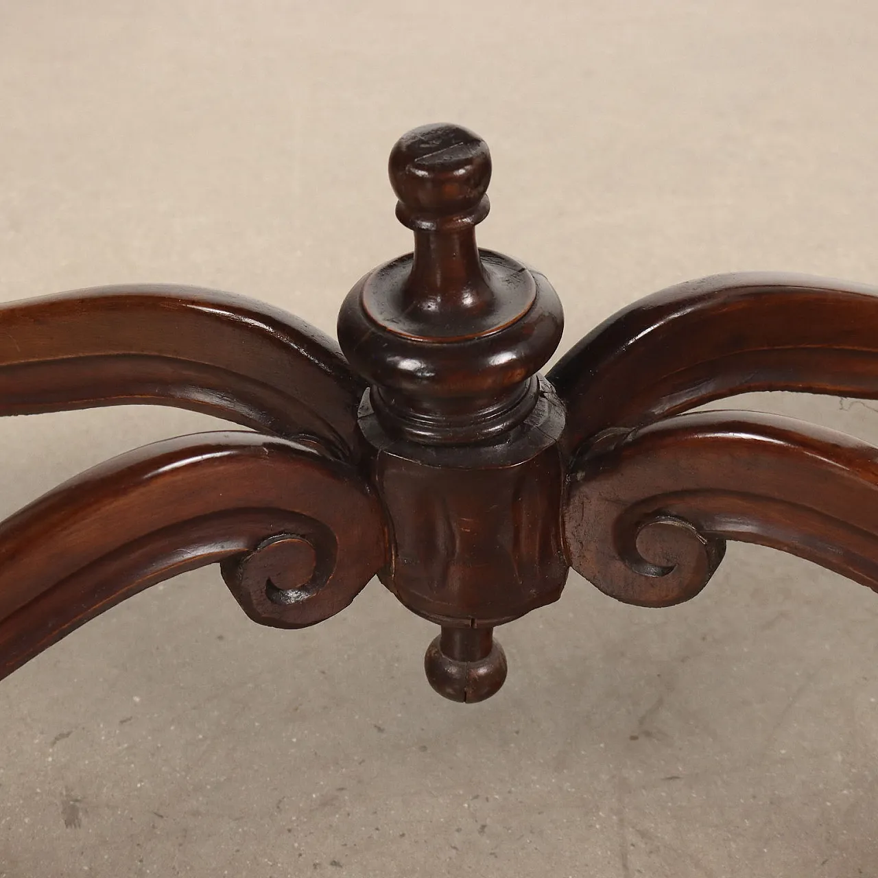 Walnut Umbertino table with bowed legs, third quarter 19th century 5