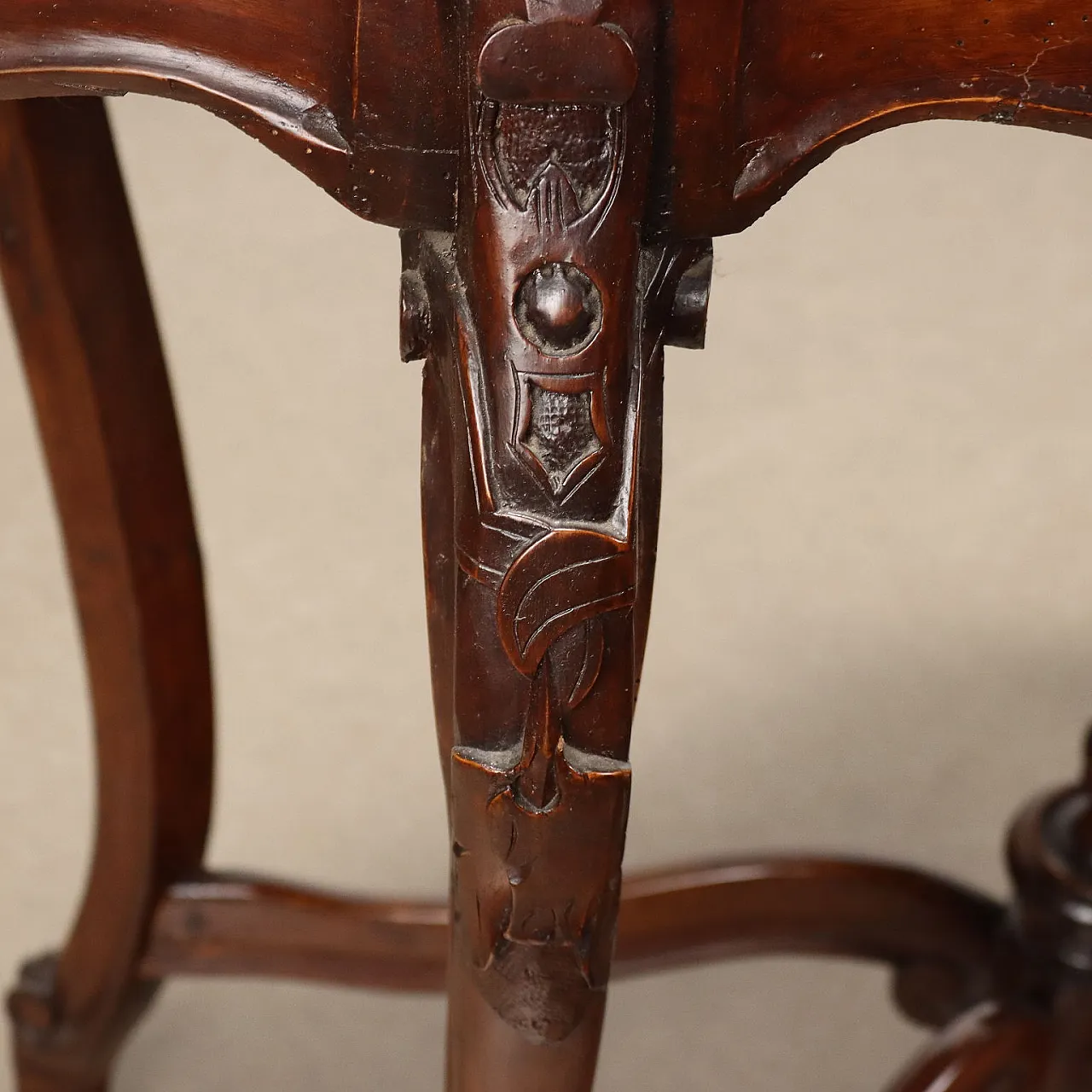 Walnut Umbertino table with bowed legs, third quarter 19th century 6