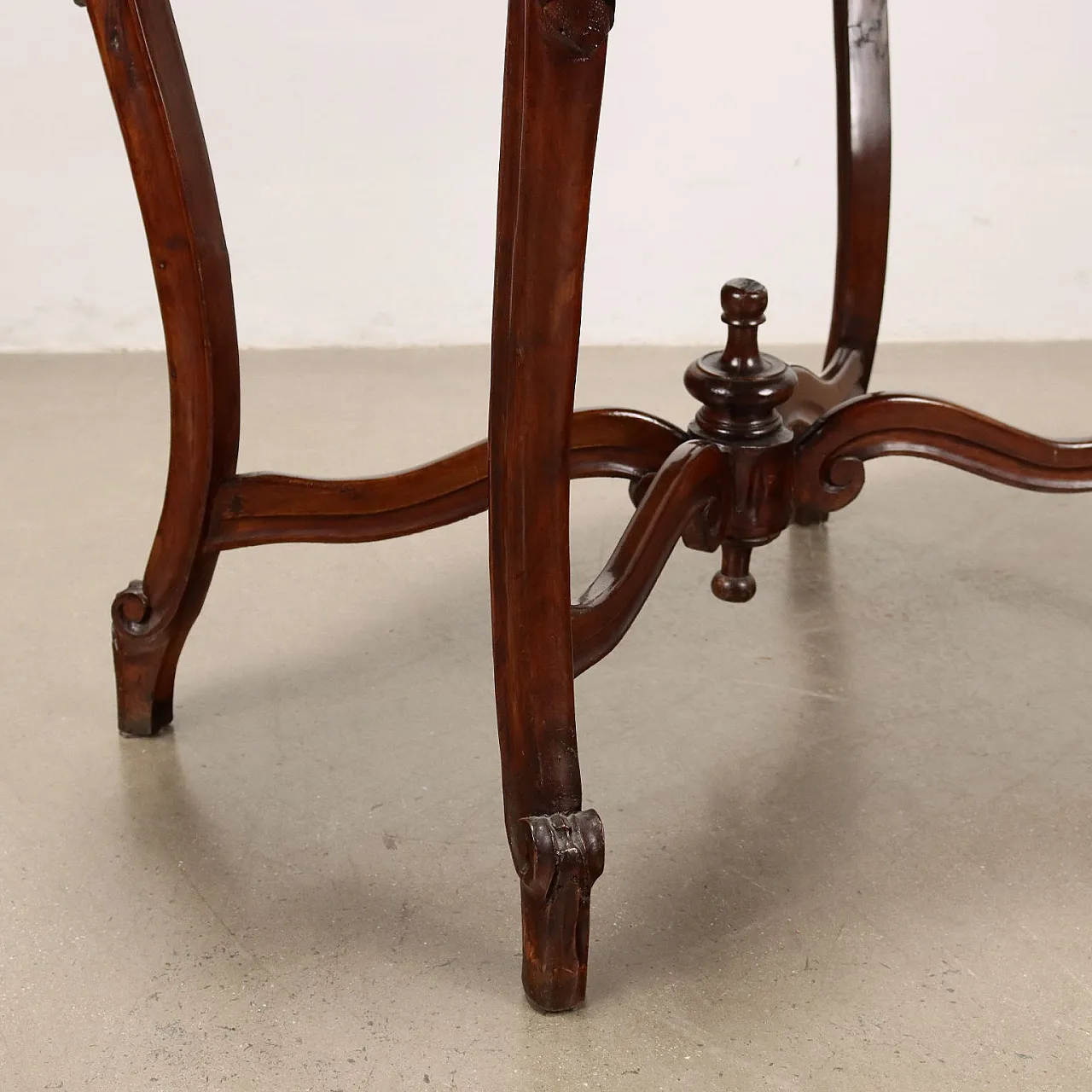 Walnut Umbertino table with bowed legs, third quarter 19th century 7