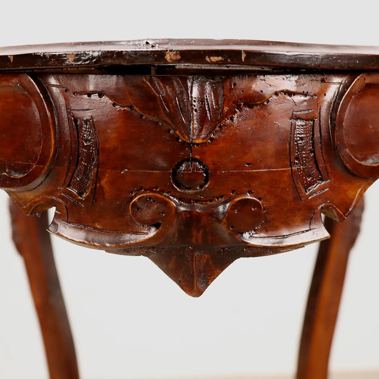 Walnut Umbertino table with bowed legs, third quarter 19th century 8