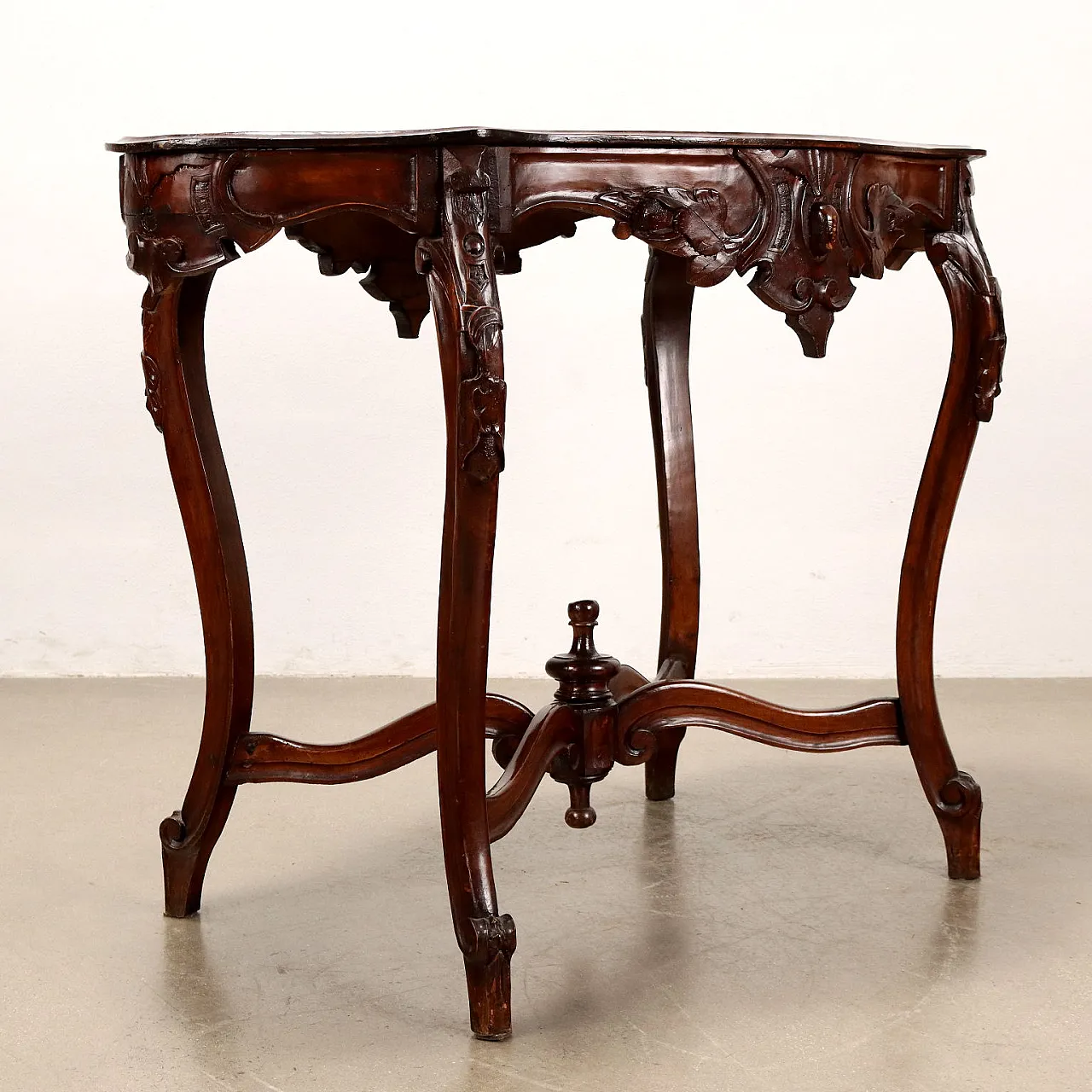 Walnut Umbertino table with bowed legs, third quarter 19th century 9