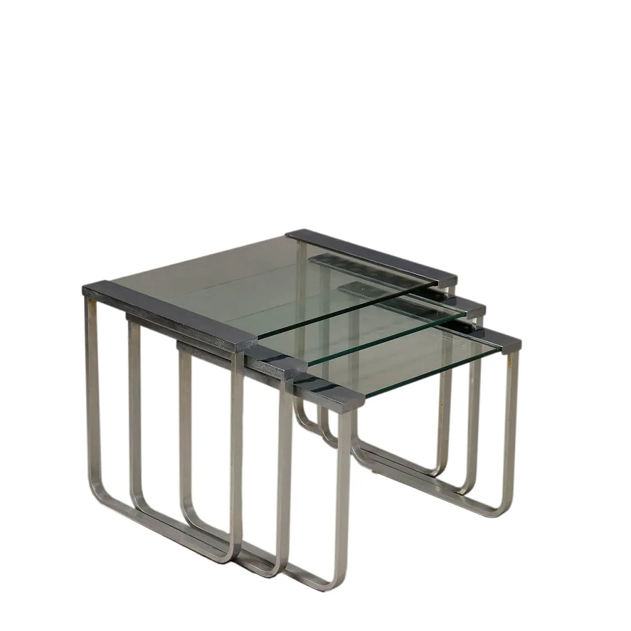 3 Tavolini a nido in alluminio, metallo e vetro, anni '70 1