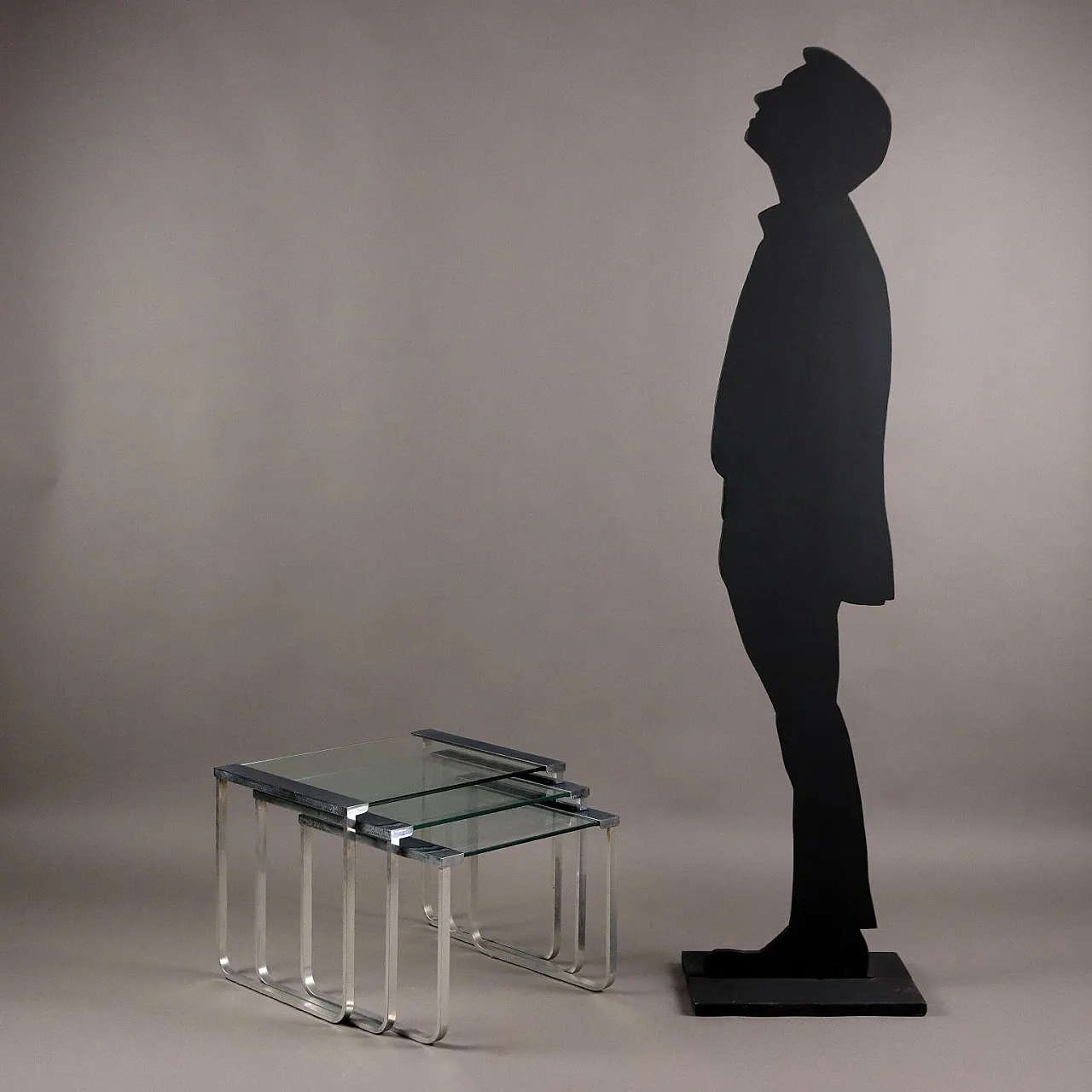 3 Tavolini a nido in alluminio, metallo e vetro, anni '70 2