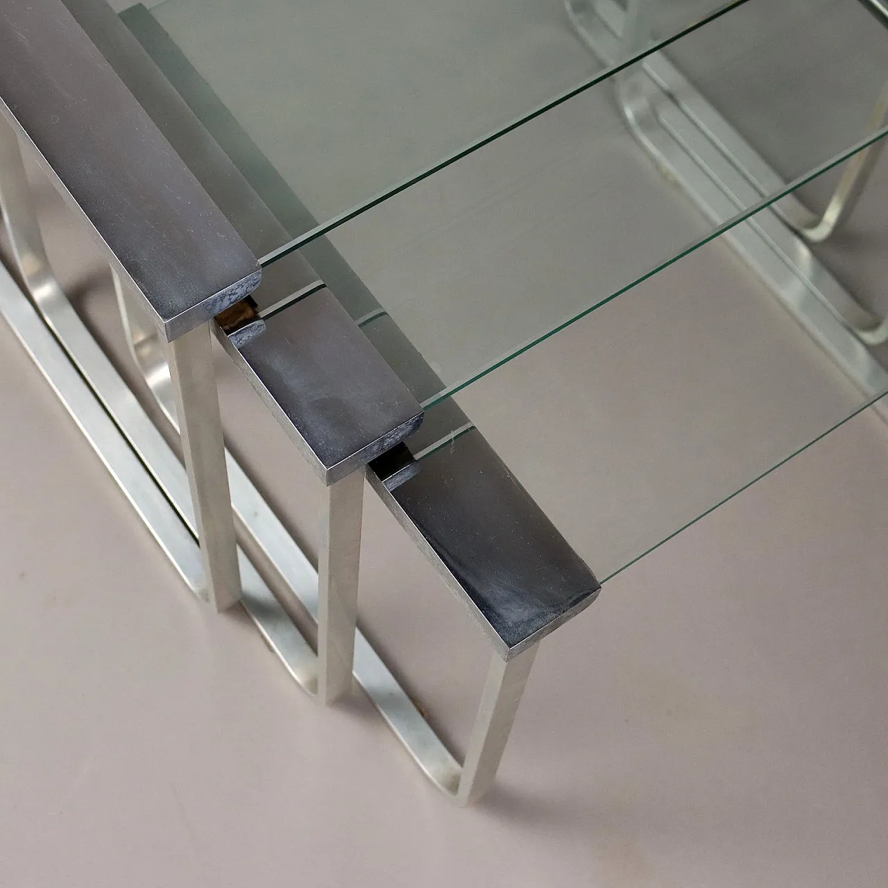 3 Tavolini a nido in alluminio, metallo e vetro, anni '70 3