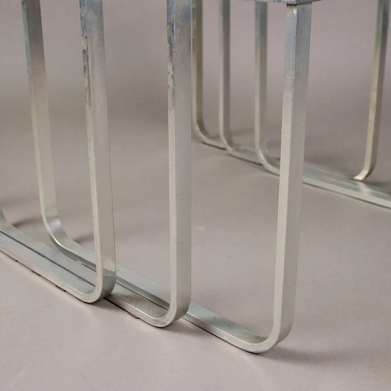 3 Tavolini a nido in alluminio, metallo e vetro, anni '70 4