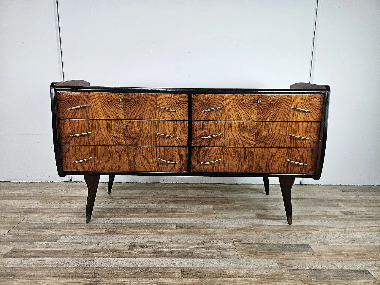 Comò sei cassetti  con piano in vetro, anni '50 1