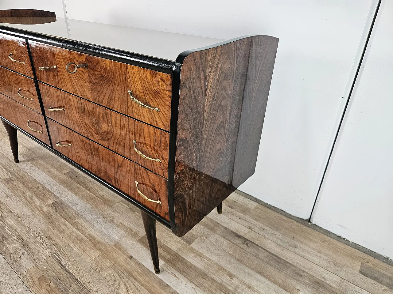 Comò sei cassetti  con piano in vetro, anni '50 2